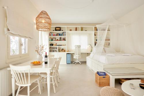 Ένα ή περισσότερα κρεβάτια σε δωμάτιο στο Camara Athens Riviera Home
