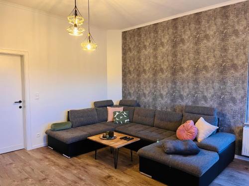 una sala de estar con un sofá y una mesa en Ferienhaus Zum Brand, en Bütgenbach