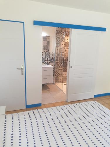 Habitación con puerta y habitación con cama en chez Marcel, en Rosières