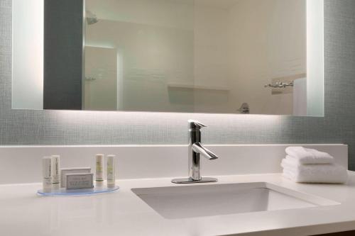un bagno con lavandino e specchio di Residence Inn San Angelo a San Angelo