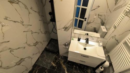 a bathroom with a sink and a mirror at Salin Gold Ap in Turda