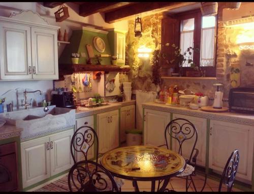 a kitchen with a table and chairs in it at Romeo e Giulietta Scilla in Scilla