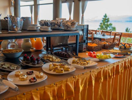 een buffet met gerechten op tafel bij Patagonia Hotel in Bariloche
