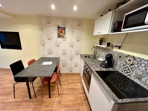 une cuisine avec une table et une salle à manger dans l'établissement Appartement 2 chambres - proche Métro à 10min de Bellecour, à Lyon