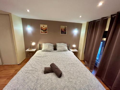 - une chambre avec un grand lit et une serviette dans l'établissement Appartement 2 chambres - proche Métro à 10min de Bellecour, à Lyon