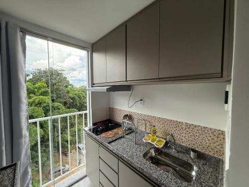 Η κουζίνα ή μικρή κουζίνα στο Flat completo e confortável