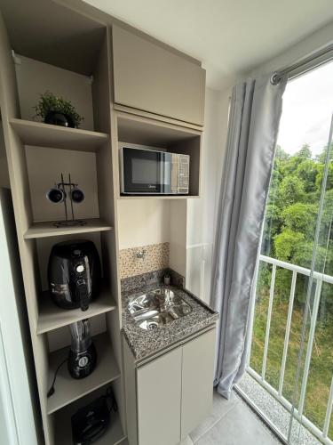 Η κουζίνα ή μικρή κουζίνα στο Flat completo e confortável