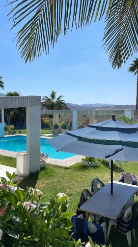 Nuevo UruapanにあるBaja best roomsのプールサイドのテーブルと椅子