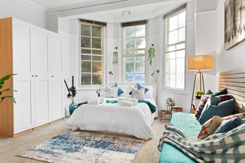 a bedroom with a bed and a couch at EcoCrest-Superior 2 Bedroom 2 Bath - Free Parking - Sleeps 5 in Nottingham