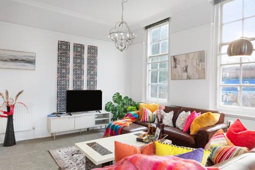 a living room with a couch and a tv at EcoCrest-Superior 2 Bedroom 2 Bath - Free Parking - Sleeps 5 in Nottingham