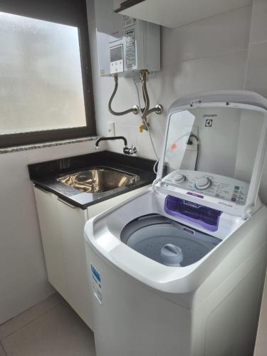 a washing machine in a room with a sink at Mar de ensueños in Florianópolis