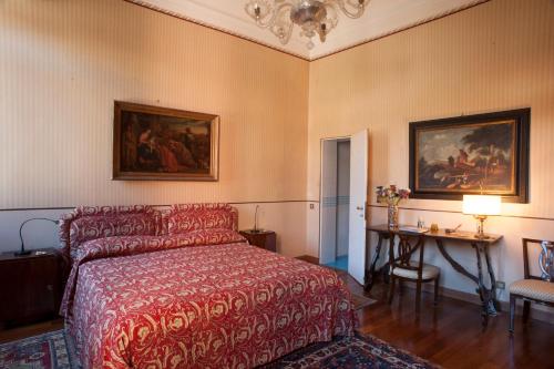 una camera da letto con un letto e un tavolo di Camera doppia con bagno e terrazza a Venezia