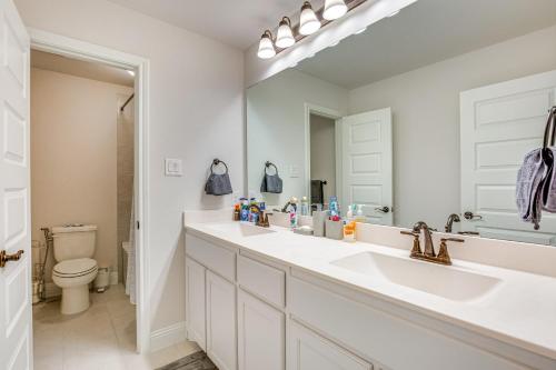 un bagno bianco con due lavandini e uno specchio di 6 Mi to Lake Lewisville Chic Retreat in Frisco! a Frisco