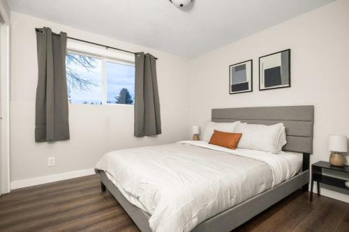 Ένα ή περισσότερα κρεβάτια σε δωμάτιο στο Hayden Villa close to Triple Play