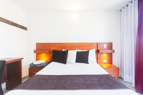 Una cama o camas en una habitación de Hotel Bicentenario Rionegro