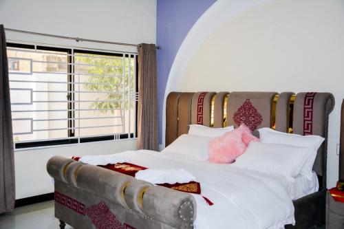 ラーワルピンディーにあるMehmaan Lodgeの大きな窓のあるベッドのある寝室