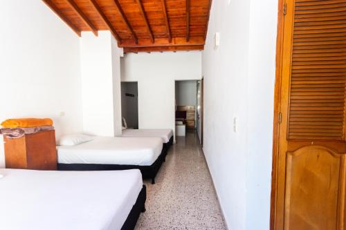 Una cama o camas en una habitación de Hotel Bicentenario Rionegro