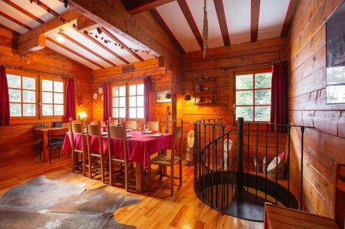 une salle à manger avec une table et des chaises dans une cabine dans l'établissement Charmant Chalet Cosy au Cœur du Vercors, à Rencurel