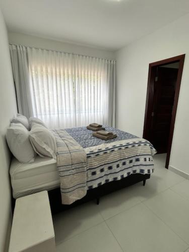 a bedroom with a bed and a window at vila sua casa 2 in Santo André