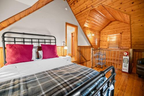 Katil atau katil-katil dalam bilik di Fox Cabin - Central Location, Fireplace, Deck, Barbecue