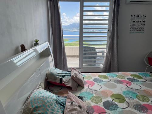 a bedroom with a bed with a view of the ocean at Zen attitude in Gallochat