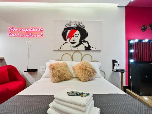 una camera da letto con un letto con asciugamani sopra di Copan AC Spa Particular Romantico Artes a San Paolo
