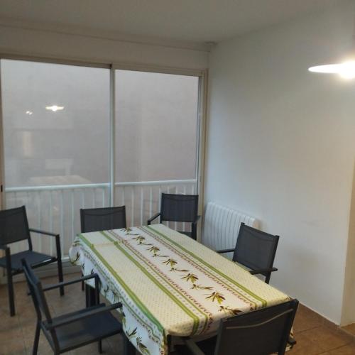 a room with a table and chairs and a window at Maison à la plage.7 couchages in Borgo