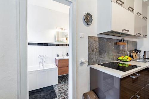 Dapur atau dapur kecil di Castle Cozy Apartment