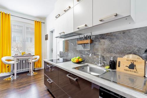 Dapur atau dapur kecil di Castle Cozy Apartment