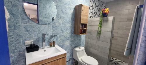 ein Badezimmer mit Waschbecken und Spiegel in der Unterkunft Cabaña Mary Mar en Isla in Cartagena in Isla de Tierra Bomba