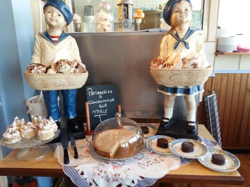 deux chiffres de deux personnes avec des paniers de nourriture sur une table dans l'établissement Kerstunt Chambre d'hôtes Relais Motards, à Guérande