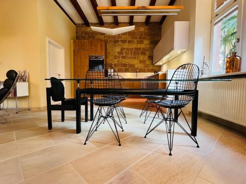 a dining room table and chairs in a kitchen at ARTvacanza Atelierhaus Edenkoben in Edenkoben