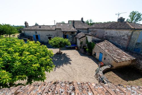 - une vue sur la cour dans un ancien bâtiment dans l'établissement Refuge de Perreau, à Saint-Michel-de-Montaigne