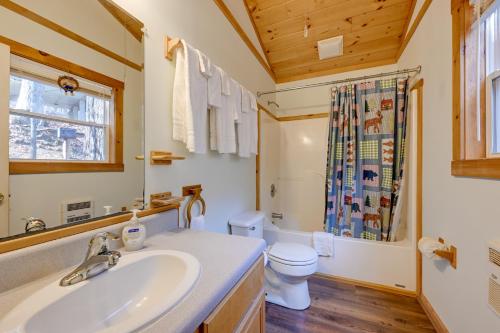 Ένα μπάνιο στο Secluded Nantahala Gone Hunting Cabin with Hot Tub