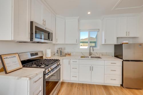 Una cocina o cocineta en 35 Mi to LA Modern Apartment in Chino!