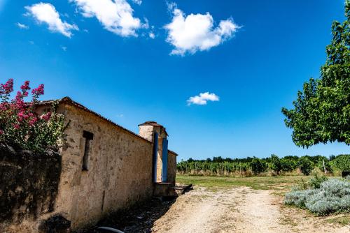 un vieux bâtiment se trouve sur un chemin de terre dans l'établissement Refuge de Perreau, à Saint-Michel-de-Montaigne