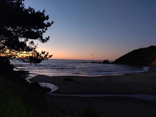 a sunset on a beach with the ocean at Cabaña con acceso a playa en Mehuin in Mehuín