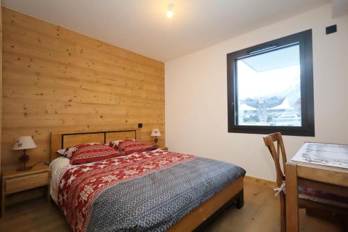 une chambre avec un lit, un bureau et une fenêtre dans l'établissement Résidence Les Cosmiques - Les Cosmiques MAE-6781, aux Houches