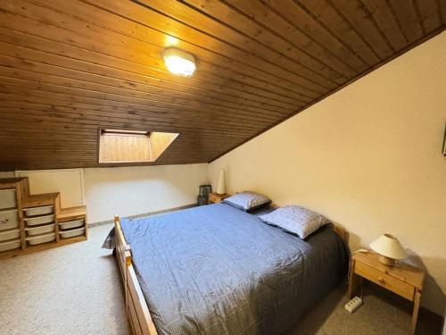 a bedroom with a bed and a wooden ceiling at Résidence Grand Serre Che B - Appartement · Lumineux · Proche des pistes · Vue montagne MAE-4471 in La Salle Les Alpes