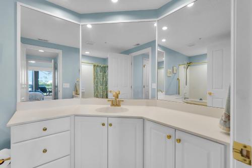 ein Badezimmer mit Waschbecken und großem Spiegel in der Unterkunft 3105 Windsor Court South Oceanfront Luxury 2 BR condo Pool Bike Paths Golf Courses in Hilton Head Island