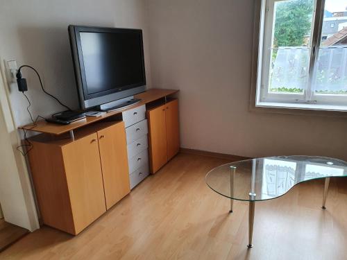 TV a/nebo společenská místnost v ubytování Helene Hohenems, 4-12 P, Haus, 4 Schlafzimmer, Küche, Parkplatz, Garten, Wifi