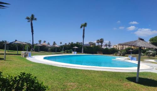 Bazén v ubytovaní Apartamento en urbanización de primera linea de playa, Atlanterra Zahara de los Atunes alebo v jeho blízkosti