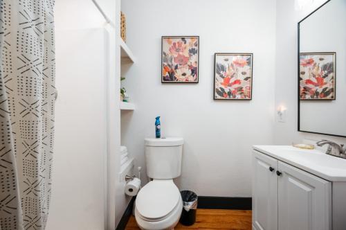Un baño de L Studio Traverse close to downtown and Beach
