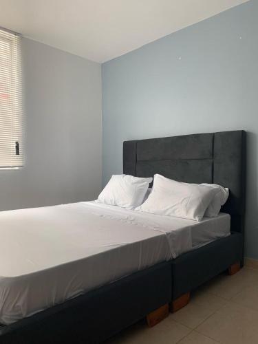 En eller flere senge i et værelse på Cómodo Apartaestudio