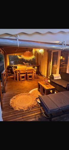 un salon avec une table et un canapé dans l'établissement Saint tropez, Gassin , Mobil Home luxe chez Josy, à Gassin