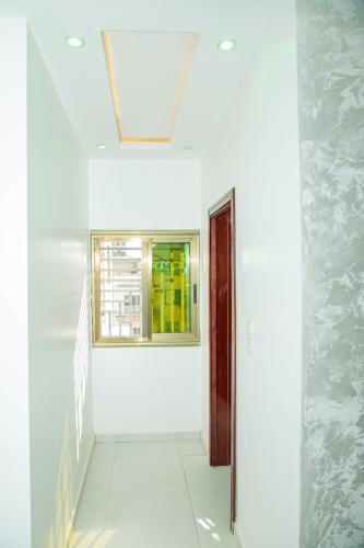 a hallway with a door and a window at Résidence FARASELAA in Dakar