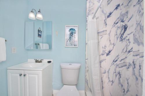 フォートマイヤーズビーチにあるMermaid Tales 2BR #3 and #4 by Sun Palace Vacationsの白いトイレと洗面台のあるバスルーム