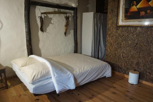 a bedroom with a white bed in a room at Chambre d'hôtes Juste-Confortable in Fleurey-lès-Lavoncourt