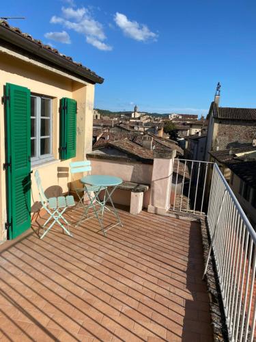 a patio with a table and chairs on a balcony at Casa di legno in Città di Castello