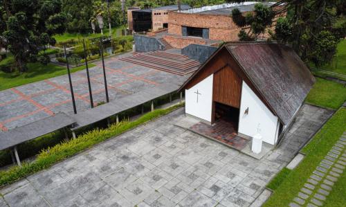 an overhead view of a building with a roof at Estelar Recinto Del Pensamiento Hotel Y Centro De Convenciones in Manizales